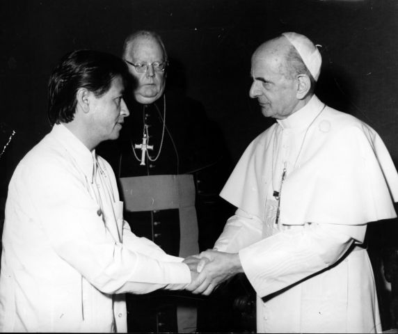(255) Cesar Chavez, Pope Paul VI, Rome, Itlay, 1974 (255) Cesar Chavez, Pope Paul VI, Rome, Itlay, 1974