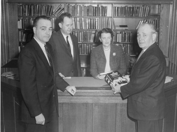 (26831) Presentation of the Labor Book Shelf (26831) Presentation of the Labor Book Shelf