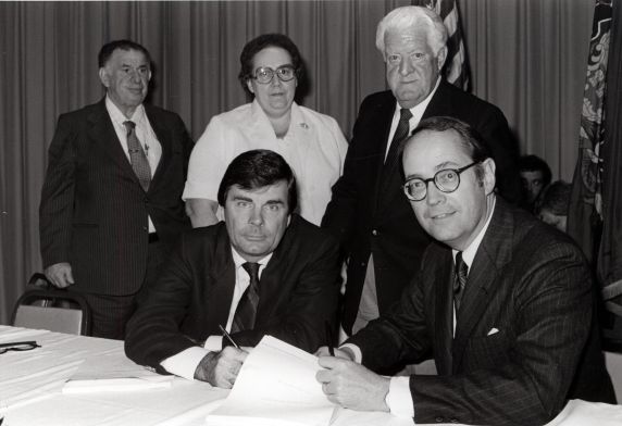(26836) Council 13 signs contract (26836) Council 13 signs contract