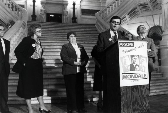 (26932) McEntee introduces Mondale (26932) McEntee introduces Mondale
