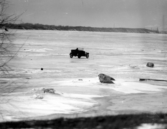 (27827) Prohibition, Smuggling, Automobiles, Lake St. Clair, Detroit, 1920s (27827) Prohibition, Smuggling, Automobiles, Lake St. Clair, Detroit, 1920s