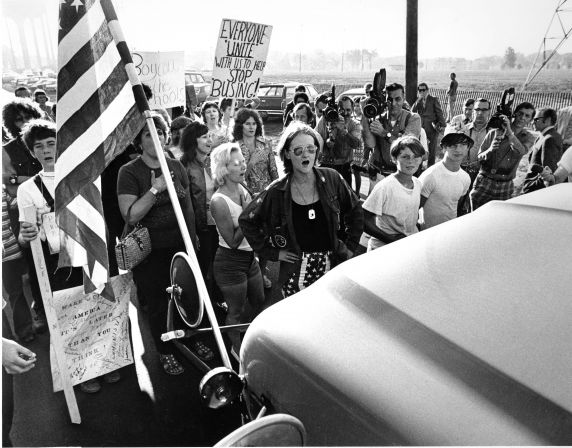(2821) Demonstrations, Segregation, Busing, Pontiac, Michigan, 1971 (2821) Demonstrations, Segregation, Busing, Pontiac, Michigan, 1971
