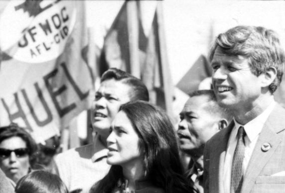 (319) Sen. Robert Kennedy, Larry Itliong, Dolores Huerta, and Andy Imutan, Delano, California (319) Sen. Robert Kennedy, Larry Itliong, Dolores Huerta, and Andy Imutan, Delano, California