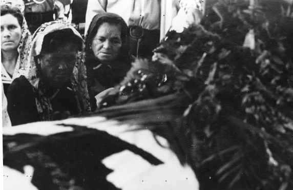 (3810) Maximina de la Cruz stands before her husband's casket, 1973 (3810) Maximina de la Cruz stands before her husband's casket, 1973