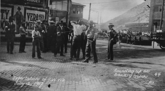 (5827) Deportation of IWW members, Rounding up the IWWs on Brewery Gulch, 1917 (5827) Deportation of IWW members, Rounding up the IWWs on Brewery Gulch, 1917