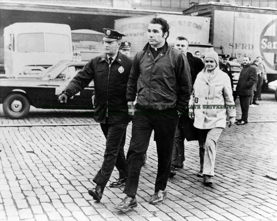 (5866) Father Jack O'Malley is arrested during a UFW demonstration (5866) Father Jack O'Malley is arrested during a UFW demonstration