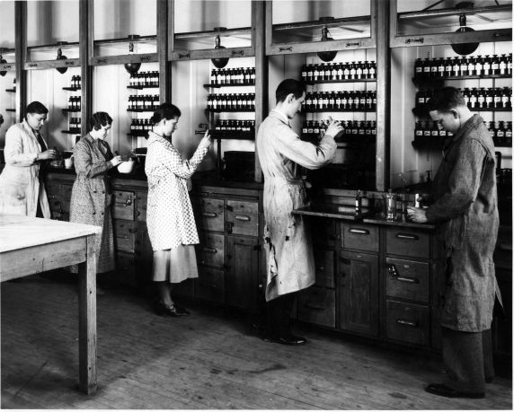 (6686) Classrooms, Interiors, Chemistry Lab, Old Main, c. 1935 (6686) Classrooms, Interiors, Chemistry Lab, Old Main, c. 1935