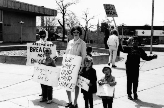 (7521) Family members support strikers (7521) Family members support strikers