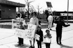 (7521) Family members support strikers (7521) Family members support strikers