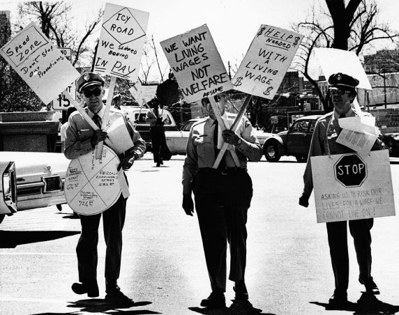 (7523) Drivers' license examiners picket (7523) Drivers' license examiners picket