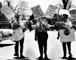 (7523) Drivers' license examiners picket (7523) Drivers' license examiners picket