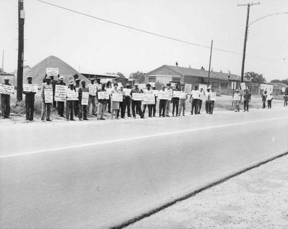 (7583) Pine Bluff, Arkansas Employees picket (7583) Pine Bluff, Arkansas Employees picket