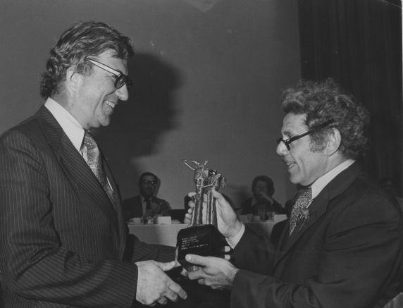 (12165) Albert Shanker being presented with the Father of the Year Award (12165) Albert Shanker being presented with the Father of the Year Award