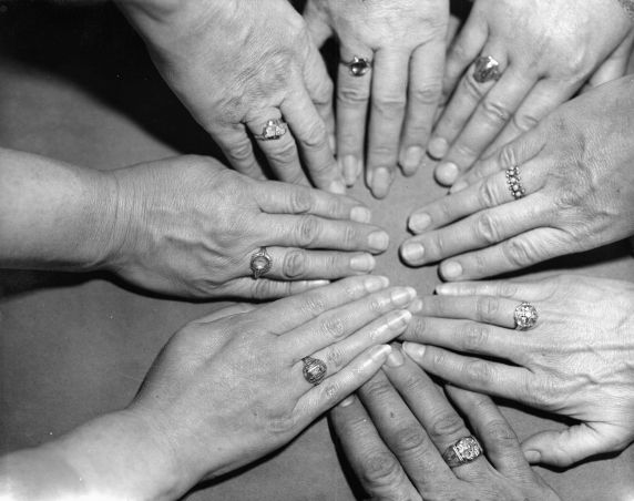 (7686) Ring wearing earns suspension (7686) Ring wearing earns suspension
