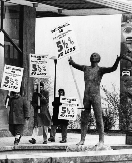 (7698) Museum statue pickets (7698) Museum statue pickets